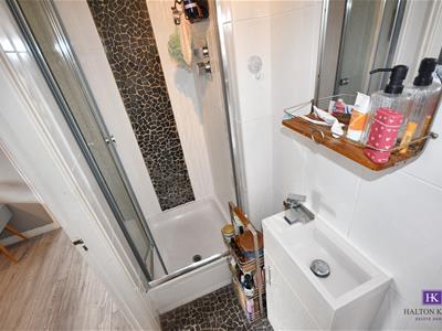 EN-SUITE SHOWER ROOM